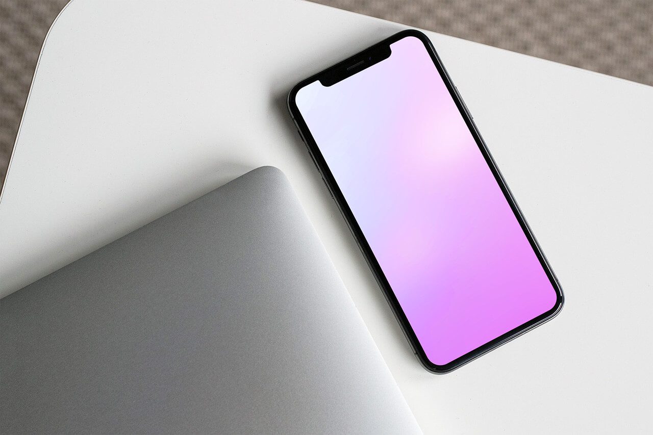 06-iphone-xs-on-desk-mockup-generator