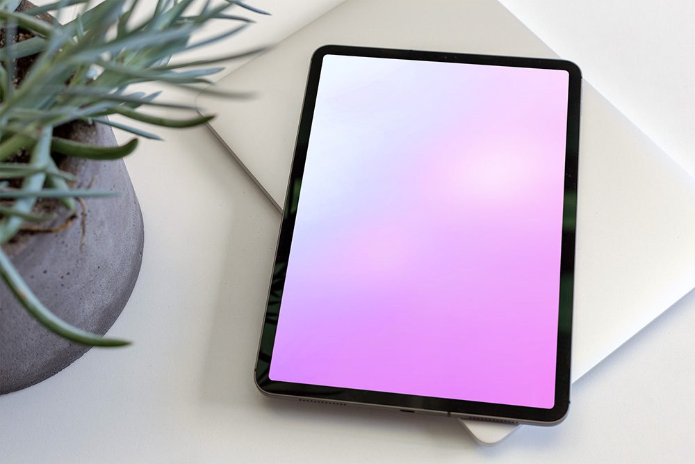 07-ipad-pro-on-desk-mockup