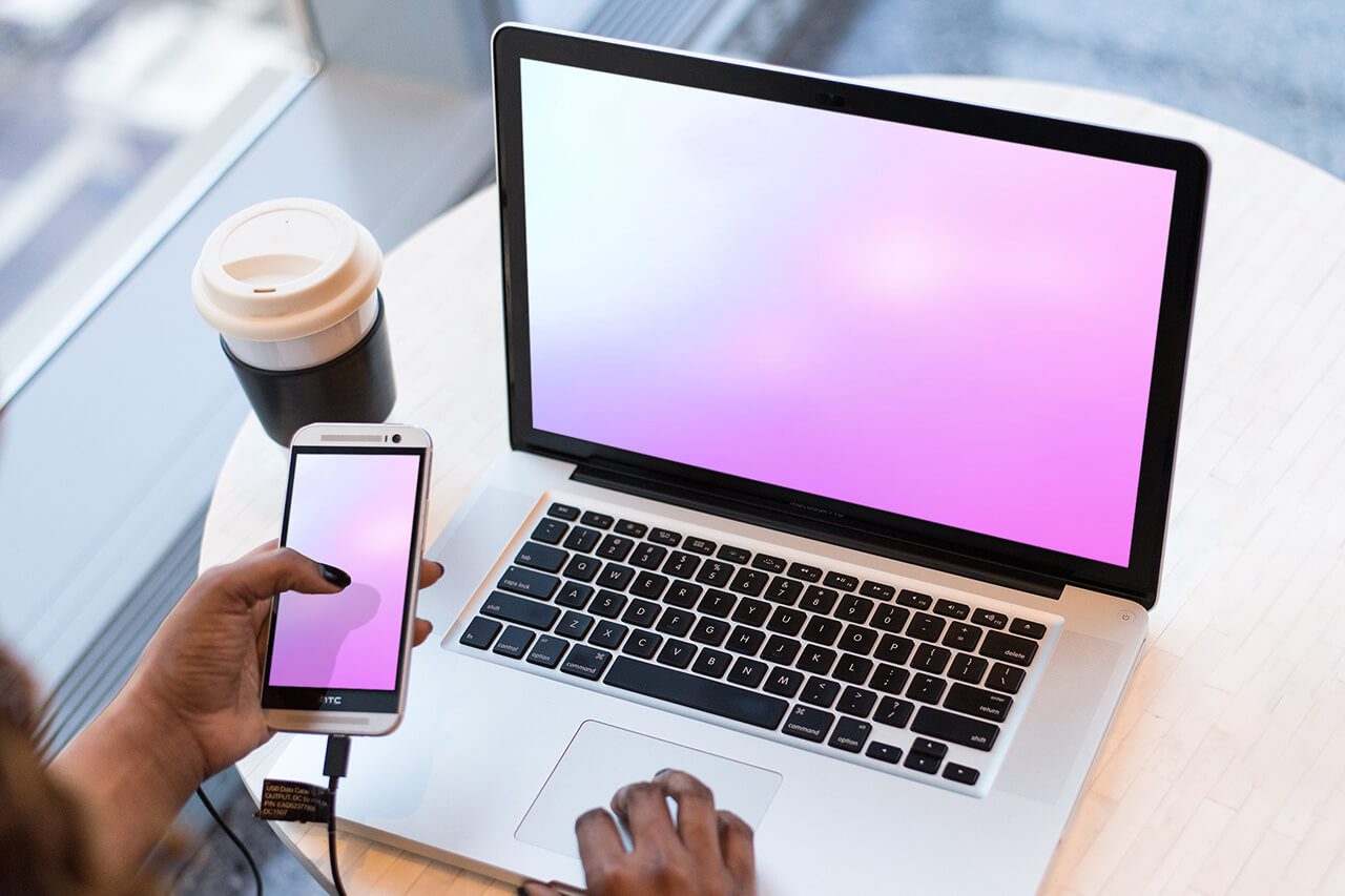 15_woman-working_on_macbook_laptop_mockup