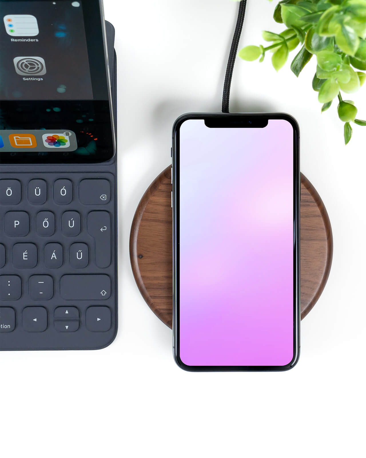 21-wireless-iphone-charging-mockup-generatot