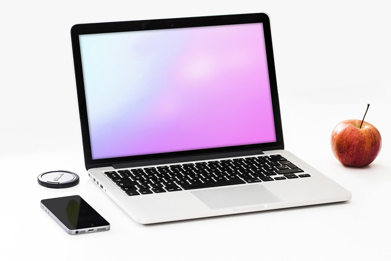 24_macbook_on_desk_website_laptop_mockup_psd