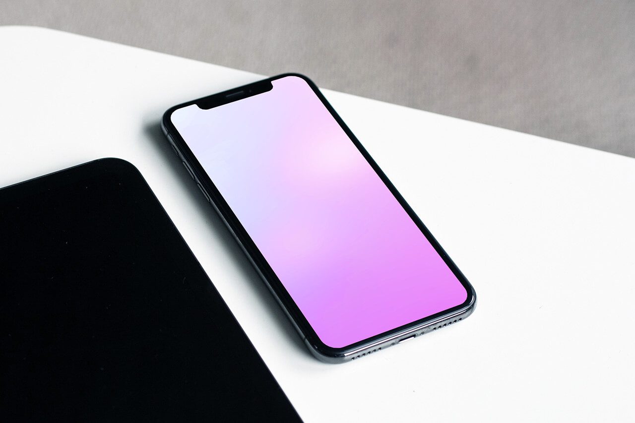 29-iphone-on-desk-mockup-for-app-screenshot